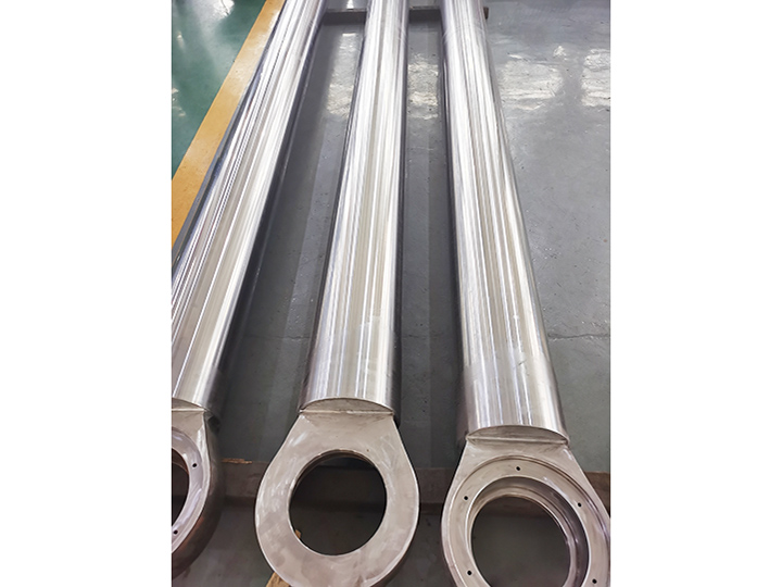 Large tonnage variable amplitude piston rod